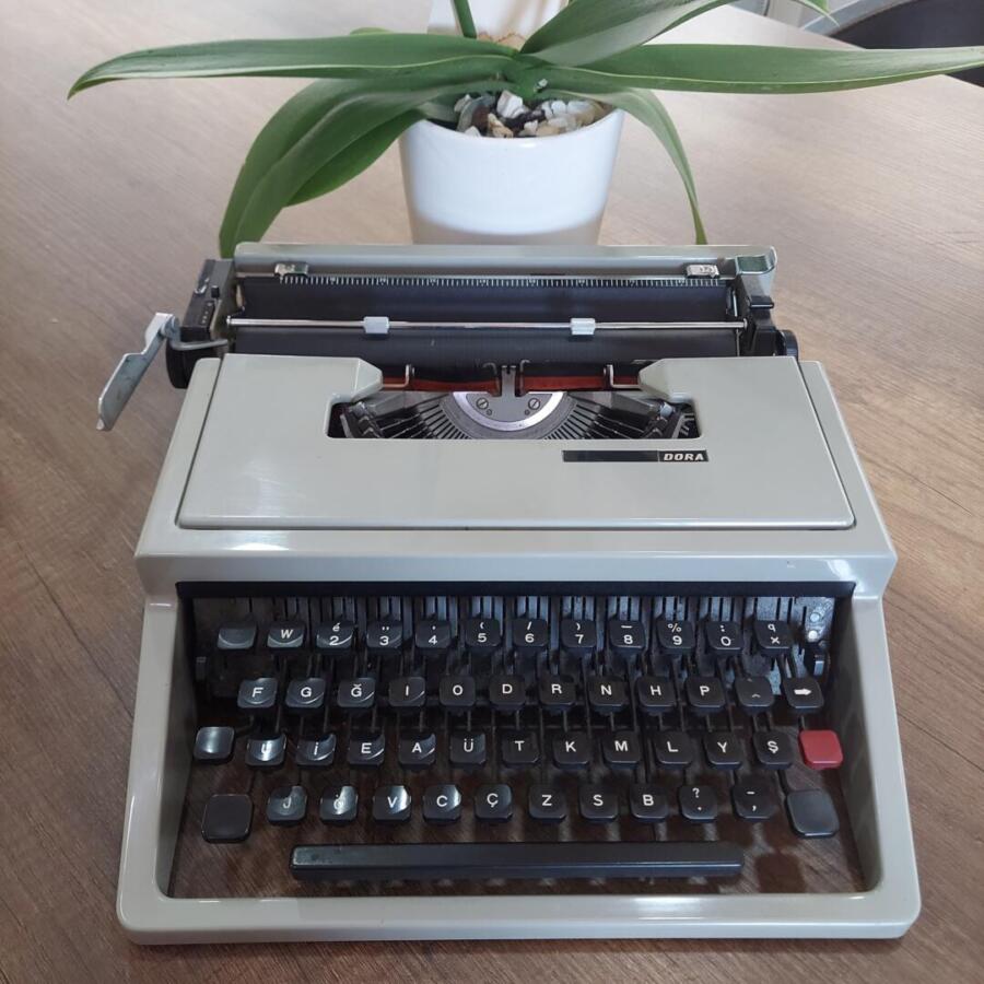 Olivetti Dora sıfır ayarında 1 yıl garantili daktilo