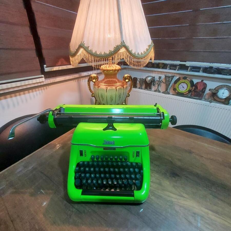 Muhteşem bir daktilo 1955 model 1 yıl garantili