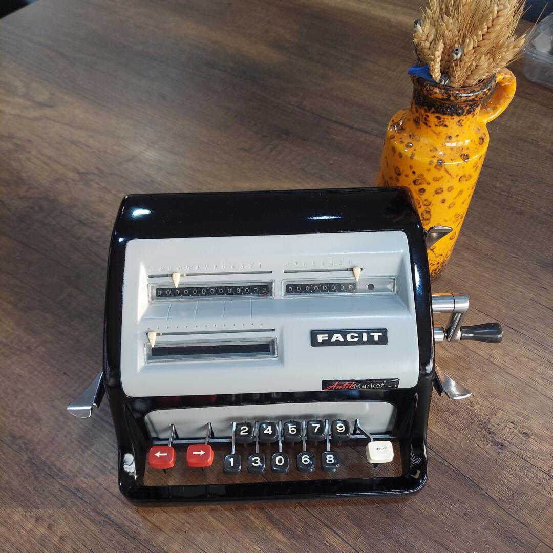 Facıt efsane mekanik hesap makinesi 1952 model 1 yıl garantilidir.