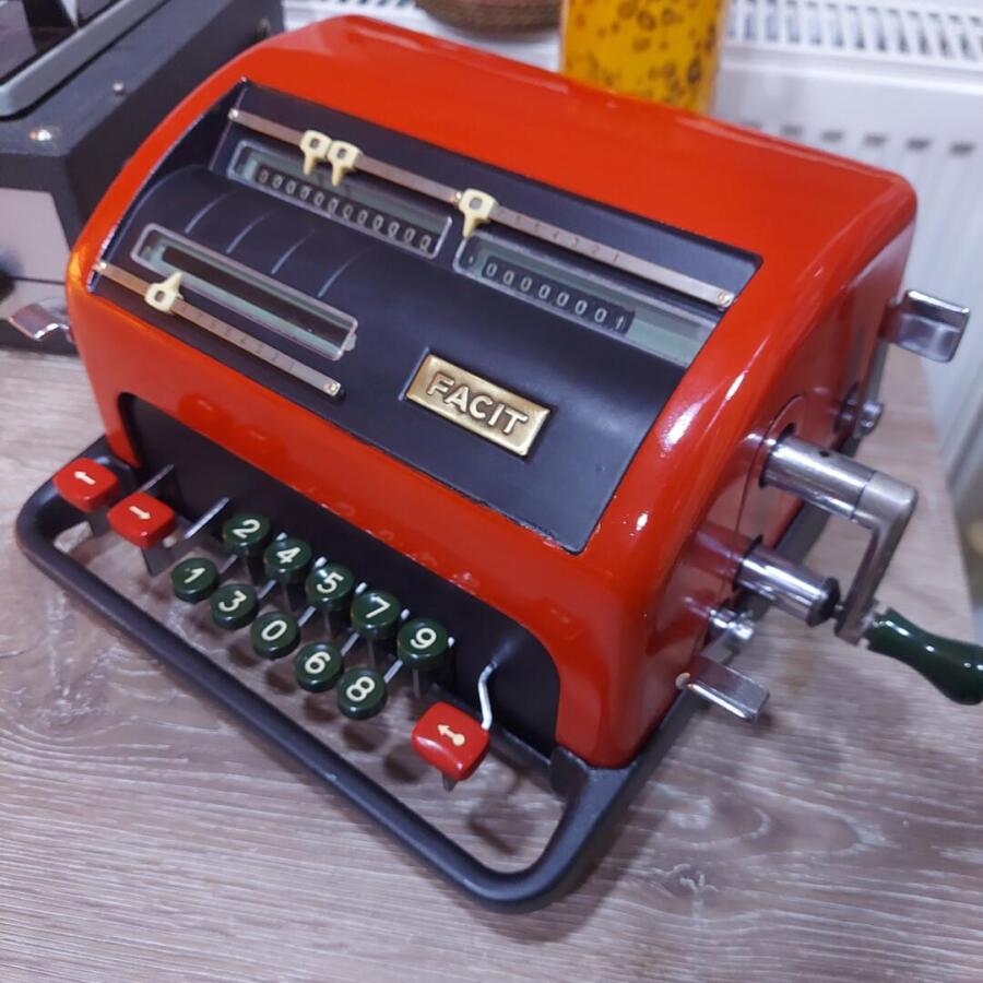 71 yaşında FACIT hesap makinesi istermisiniz. 1 yıl garantili
