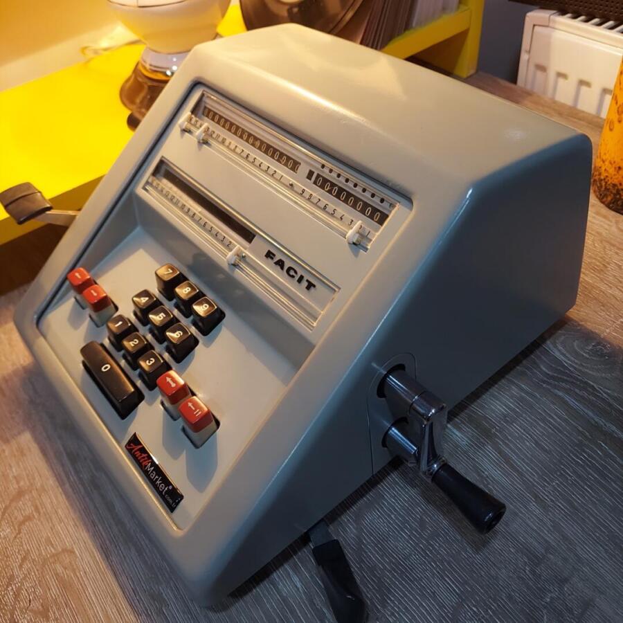 Büyük kasa 1959-67 üretimi Facit Hesap Makinesi