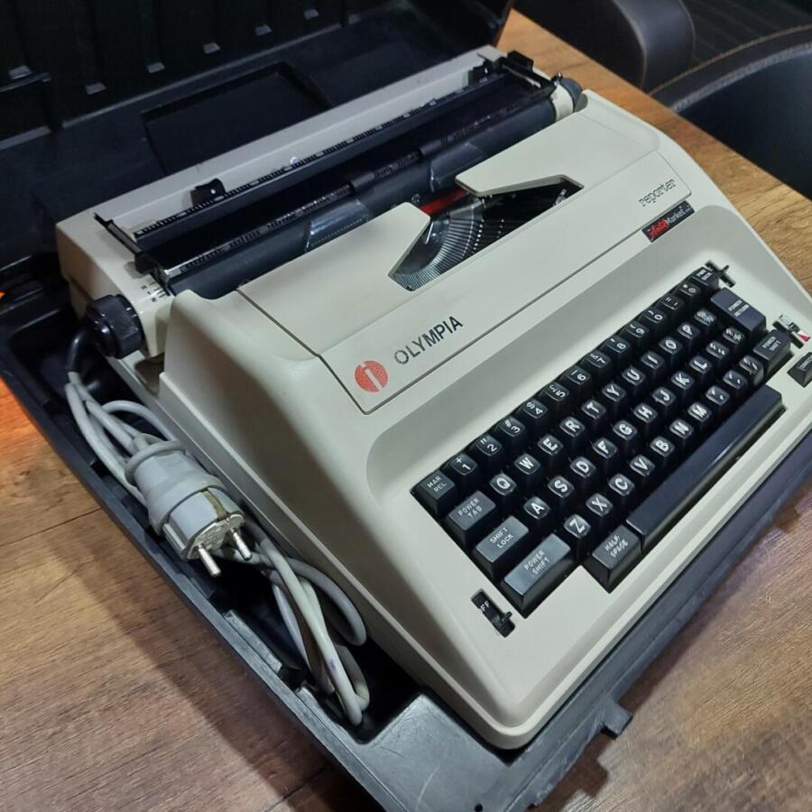 Olympia elektrikli daktilo çantalı