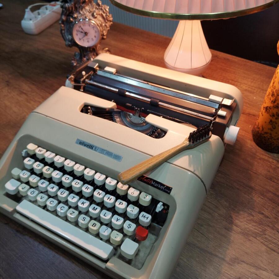 Olivetti Lattera 35 - 1 yıl garantili çantalı daktilo