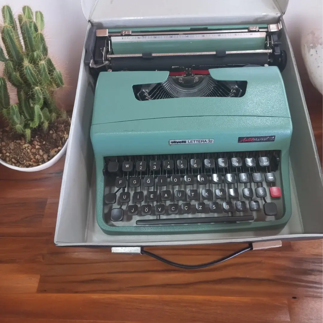 1963 Model Olivetti Lattera 32 çantalı Daktilo